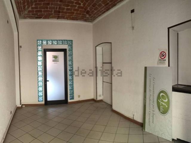 Locale in affitto di 36 m² in Via Vochieri, 89