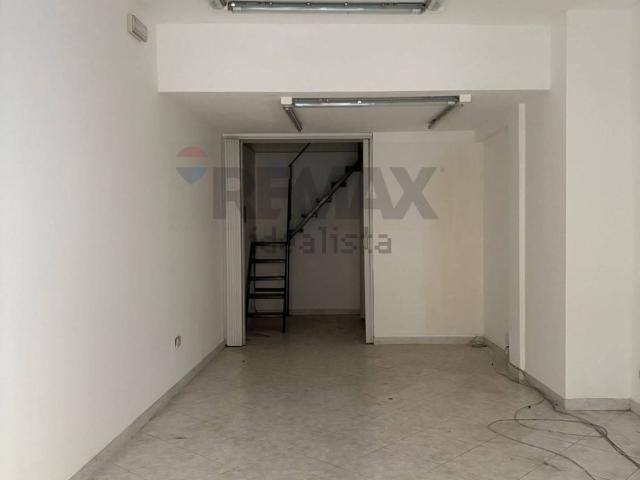 Locale in affitto di 36 m² in Via Paolo Vasta, 51
