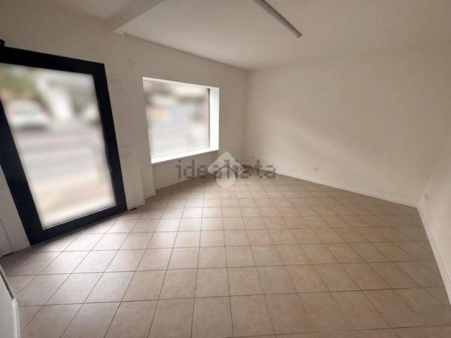 Locale in affitto di 36 m² in Via Roma, 180