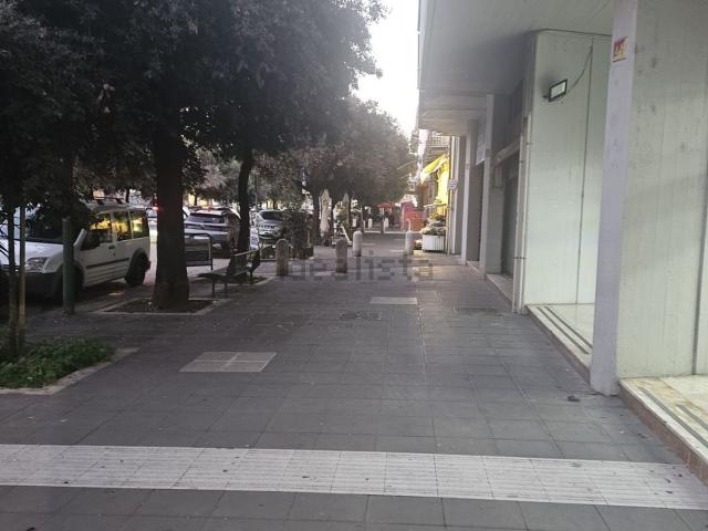 Locale in affitto di 36 m² in Viale Principe di Napoli