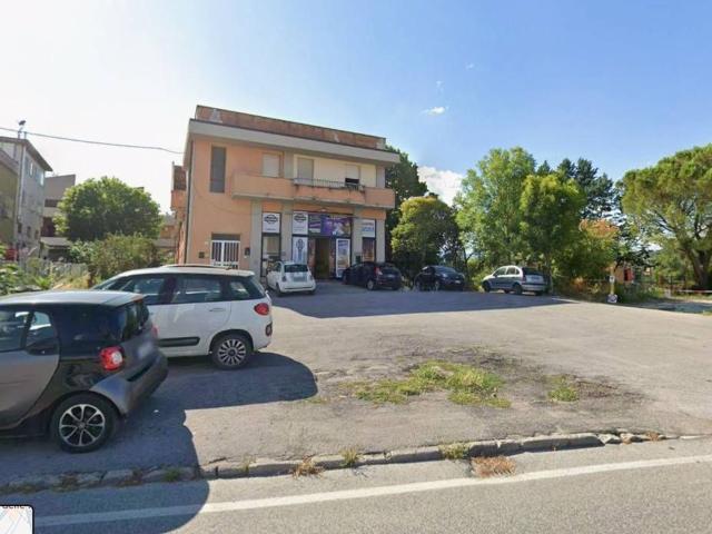 Locale in affitto di 370 m² in Via delle Fornaci