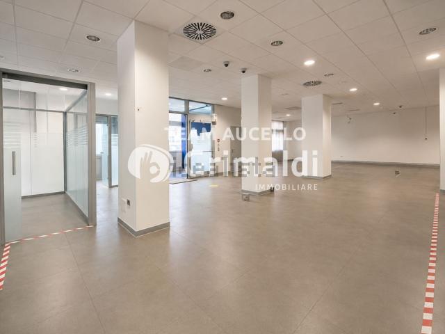 Locale in affitto di 370 m² in Corso Giuseppe Garibaldi, 33