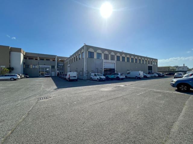 Locale in affitto di 370 m² in Località Is Coras