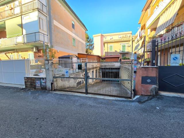 Locale in affitto di 378 m² in Via dell&apos Assiolo, 34