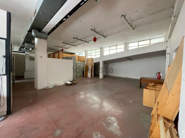 Locale in affitto di 380 m² in Via Alessandro Dudan