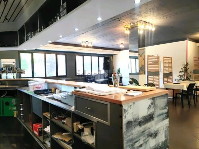 Locale in affitto di 380 m² in Via II Giugno