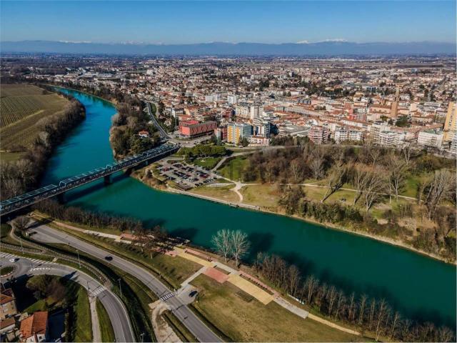 Locale in affitto di 383 m² in Piazza IV Novembre