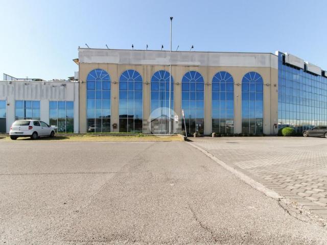 Locale in affitto di 385 m² in Via Enrico Mattei, 17