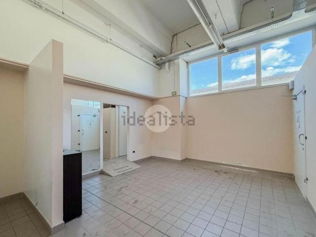 Locale in affitto di 385 m² in Via Ninola, 1