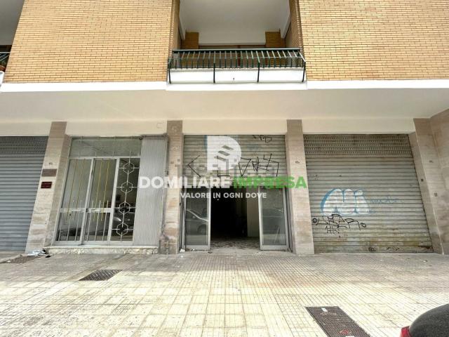 Locale in affitto di 385 m² in Via Pozzuolo, 67