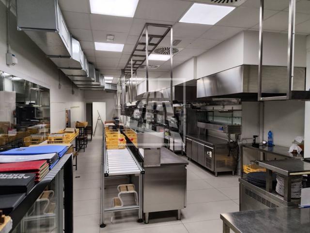 Locale in affitto di 386 m² in Via Domenico Menozzi, 10