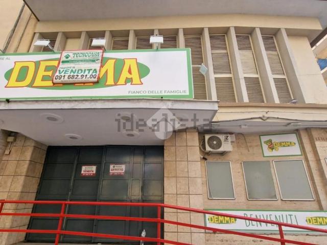 Locale in affitto di 386 m² in Via Luigi Manfredi, 12