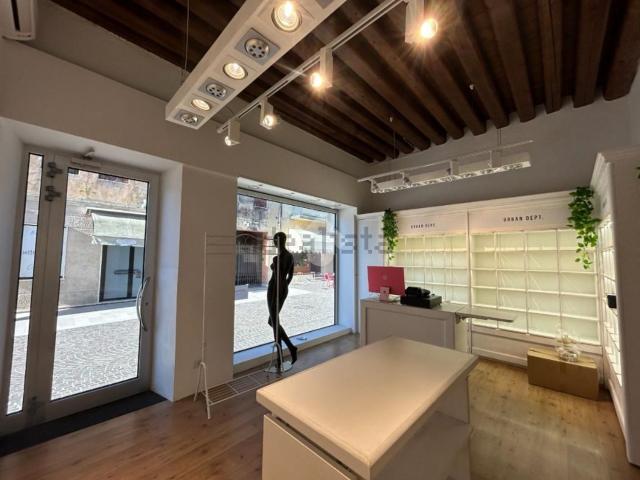 Locale in affitto di 38 m² in Via Partigiani, 2