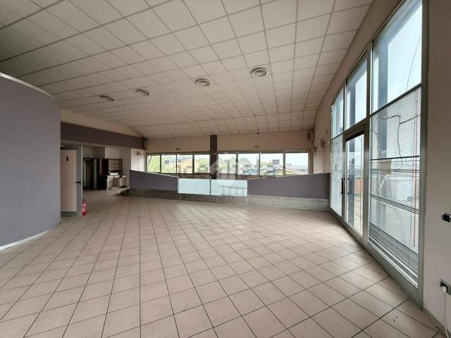 Locale in affitto di 390 m² in Via Beduschi