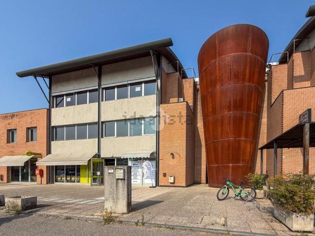 Locale in affitto di 390 m² in Via Beduschi