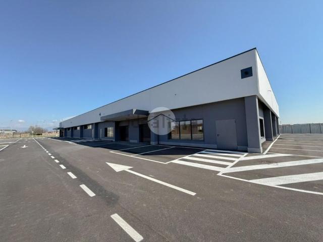 Locale in affitto di 390 m² in Via Europa, 1