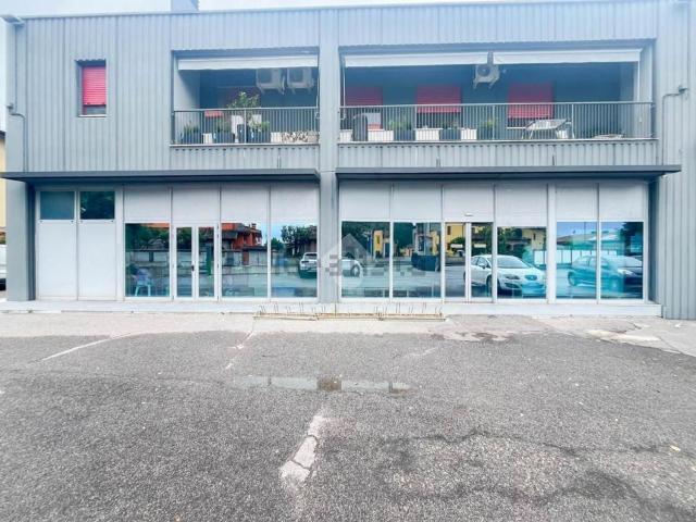 Locale in affitto di 390 m² in Via Fenilazzo, 1