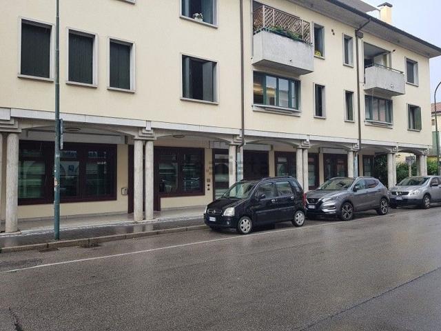 Locale in affitto di 390 m² in Via Spinè, 15