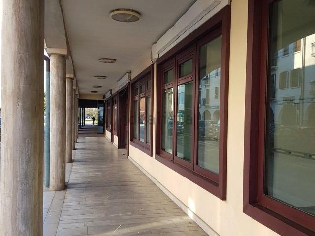 Locale in affitto di 390 m² in Via Spinè, 15