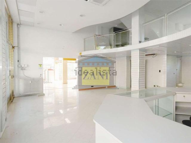 Locale in affitto di 390 m² in Viale Giacomo Matteotti, 24