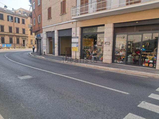 Locale in vendita di 43 m² in Via Brigida Postorino
