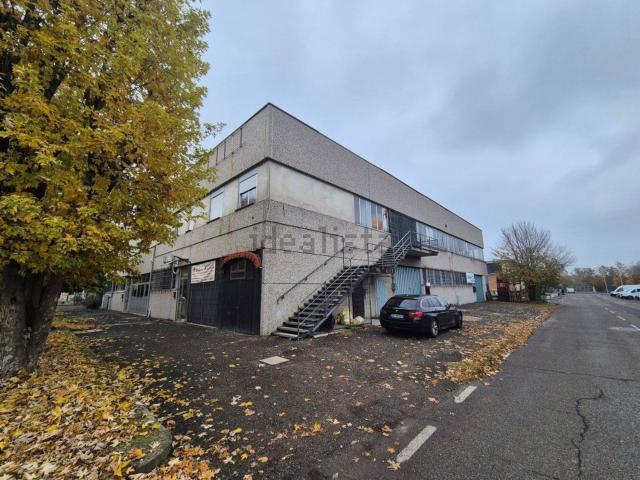 Locale in vendita di 400 m² in Via Caduti senza Croce, 17