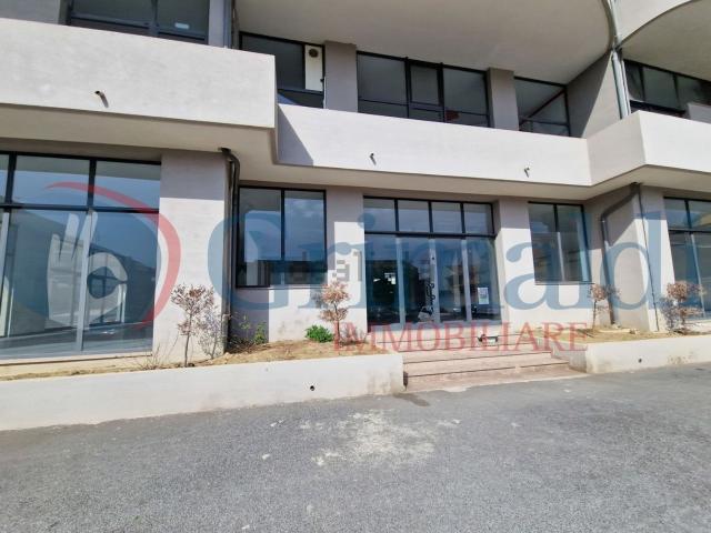 Locale in vendita di 400 m² in Via Adolfo Celi, 185