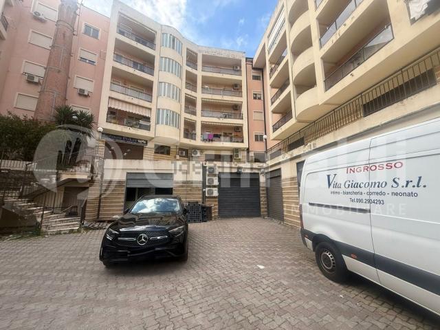 Locale in vendita di 400 m² in Via Adolfo Celi, 47