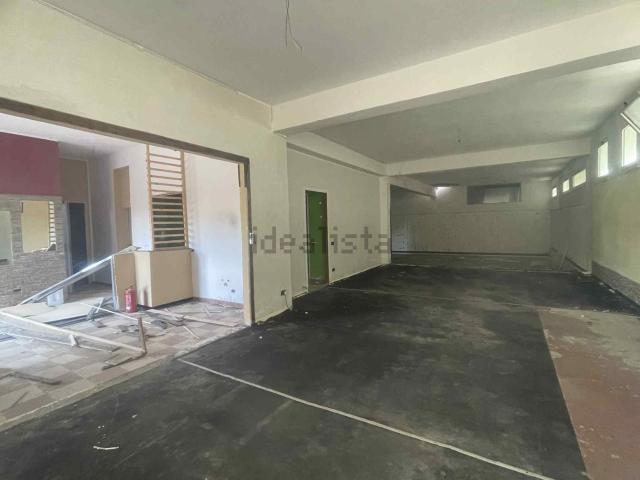 Locale in vendita di 400 m² in Via Biagio Miraglia