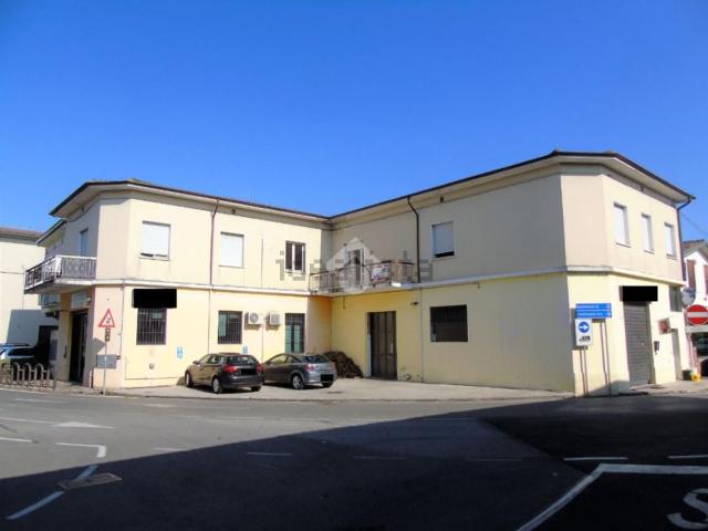 Locale in vendita di 400 m² in Via Giovane Italia, 25