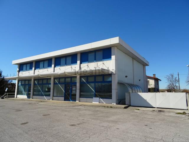 Locale in vendita di 400 m² in Via Enrico Fermi