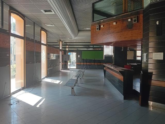 Locale in vendita di 400 m² in Via Edmondo De Amicis