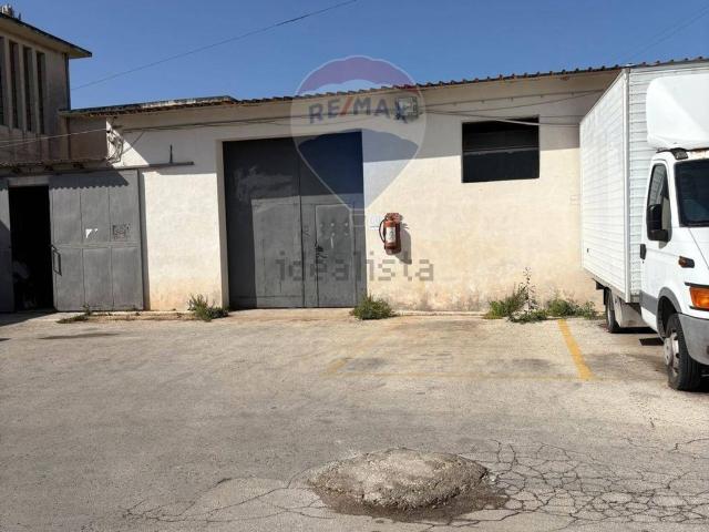 Locale in vendita di 400 m² in Via Necropoli del Fusco