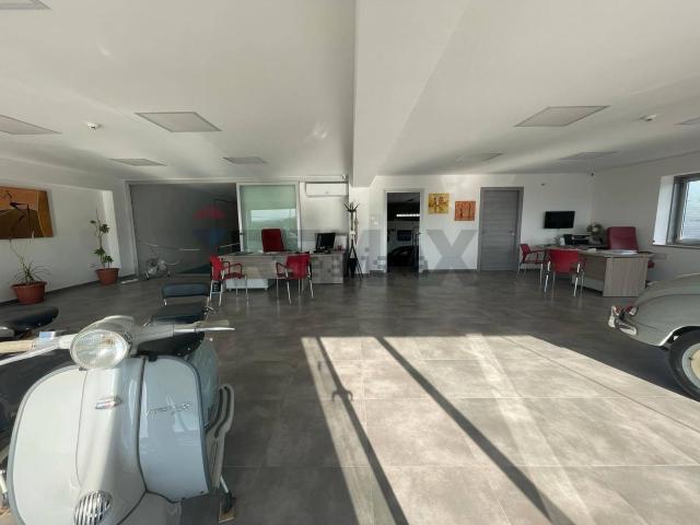 Locale in vendita di 400 m² in Via Santa Lucia, 72