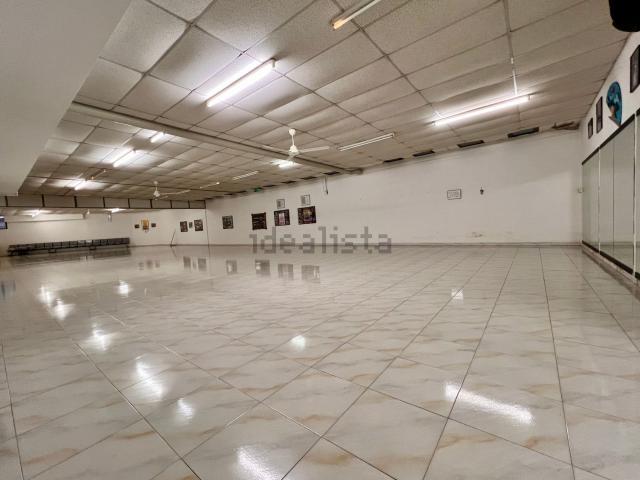 Locale in vendita di 400 m² in Via Roberto da Sanseverino