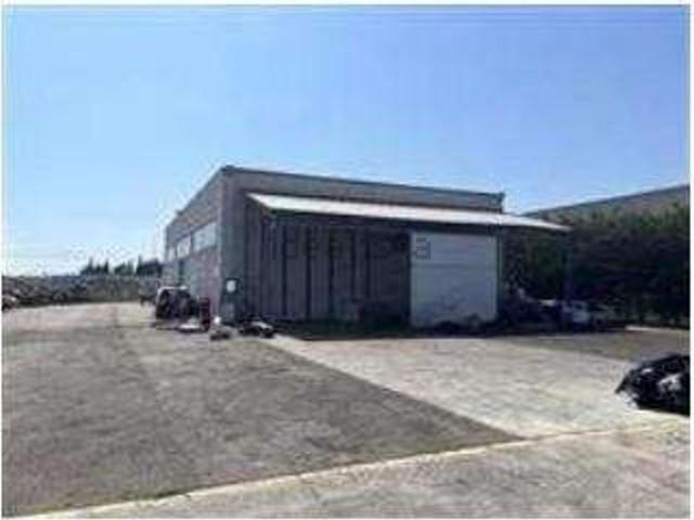 Locale in vendita di 400 m² in Via Torre Pellegrina
