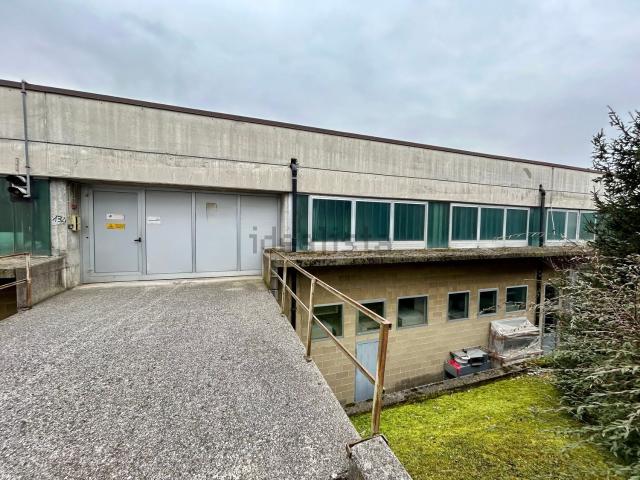 Locale in vendita di 400 m² in Via Ugo Foscolo, 134