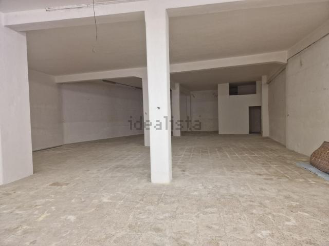 Locale in vendita di 400 m² in Via Vittime Civili, 90