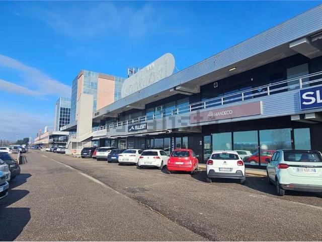Locale in vendita di 400 m² in Viale del Lavoro, 39