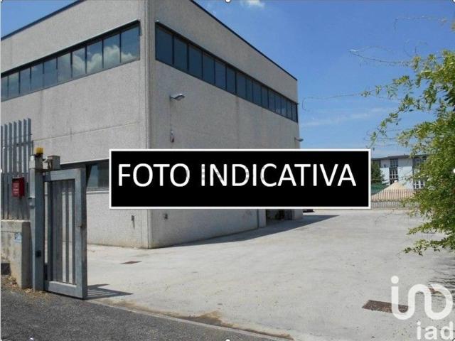 Locale in vendita di 400 m² in Località Basa