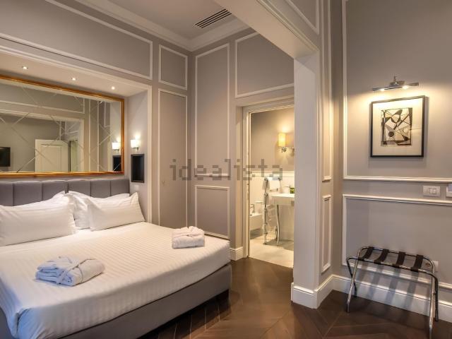 Locale in vendita di 400 m² in Piazza della Stazione, 54