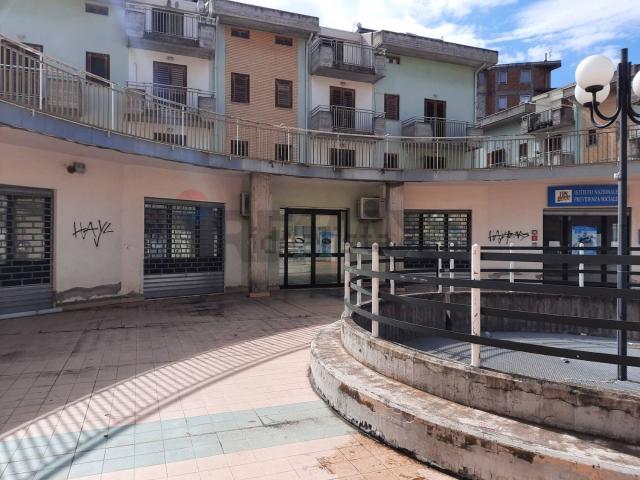 Locale in vendita di 835 m² in Via Agnone, 100