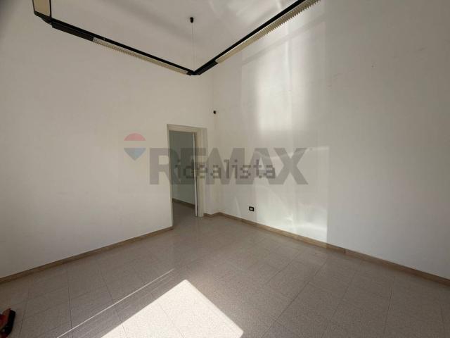 Locale in vendita di 40 m² in Piazza Guglielmo Marconi, 31