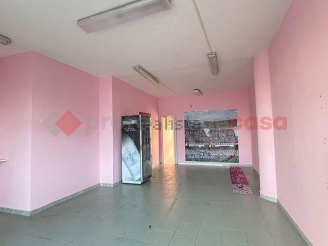 Locale in vendita di 40 m² in Strada del Tesoro, 26