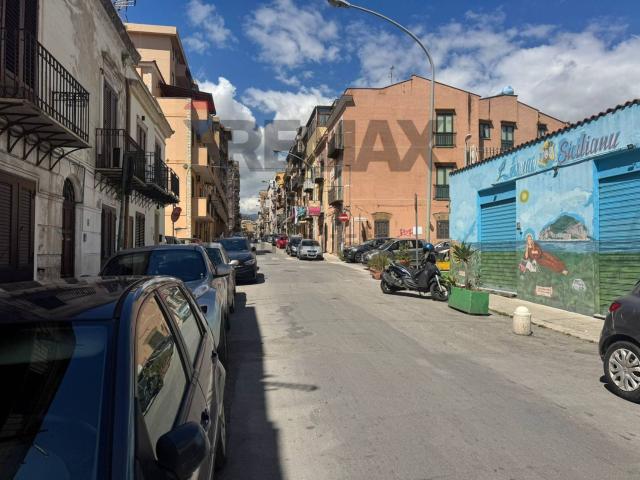 Locale in vendita di 40 m² in Via D&apos Ossuna, 9