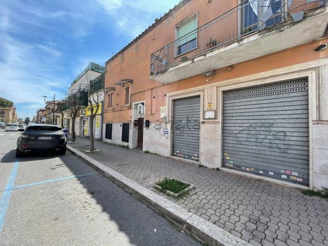 Locale in vendita di 40 m² in Via degli Oleandri, 108