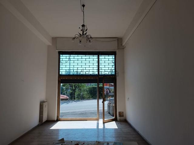 Locale in vendita di 40 m² in Via Eugubina, 38