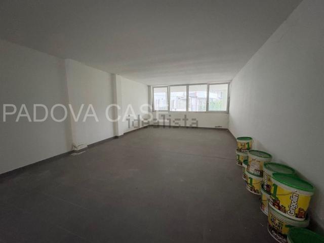 Locale in vendita di 40 m² in Via Giacomo Medici