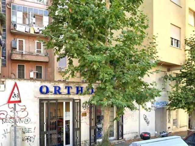 Locale in vendita di 40 m² in Via Lampedusa, 5
