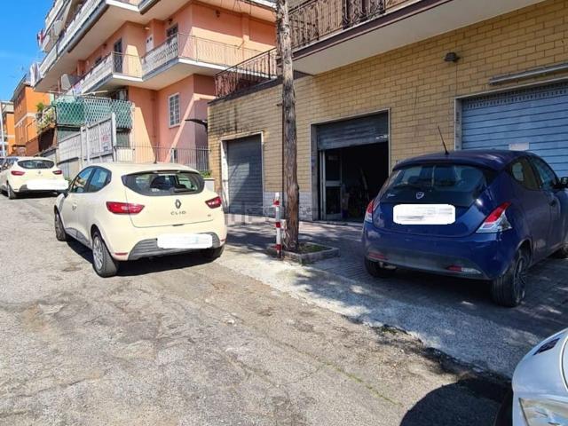 Locale in vendita di 40 m² in Via Riposto, 30